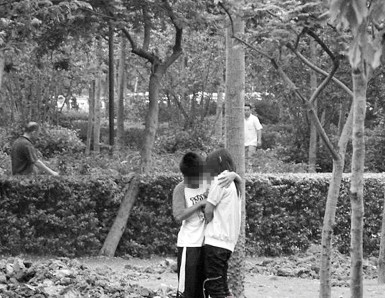 10岁小学生公园亲热接吻又拥抱